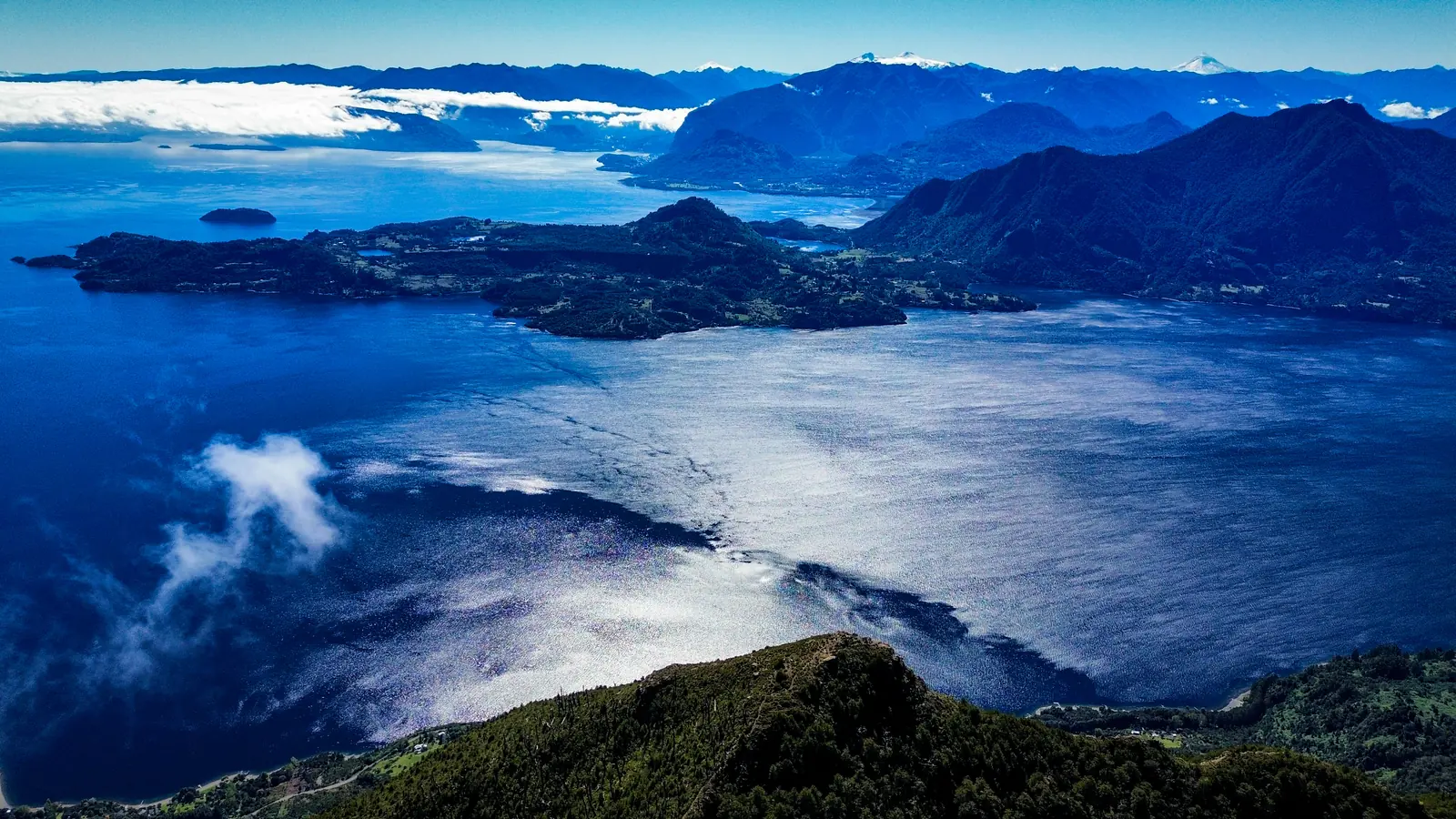 Vista aérea de Isla Huapi en el Lago Ranco con montañas al fondo
