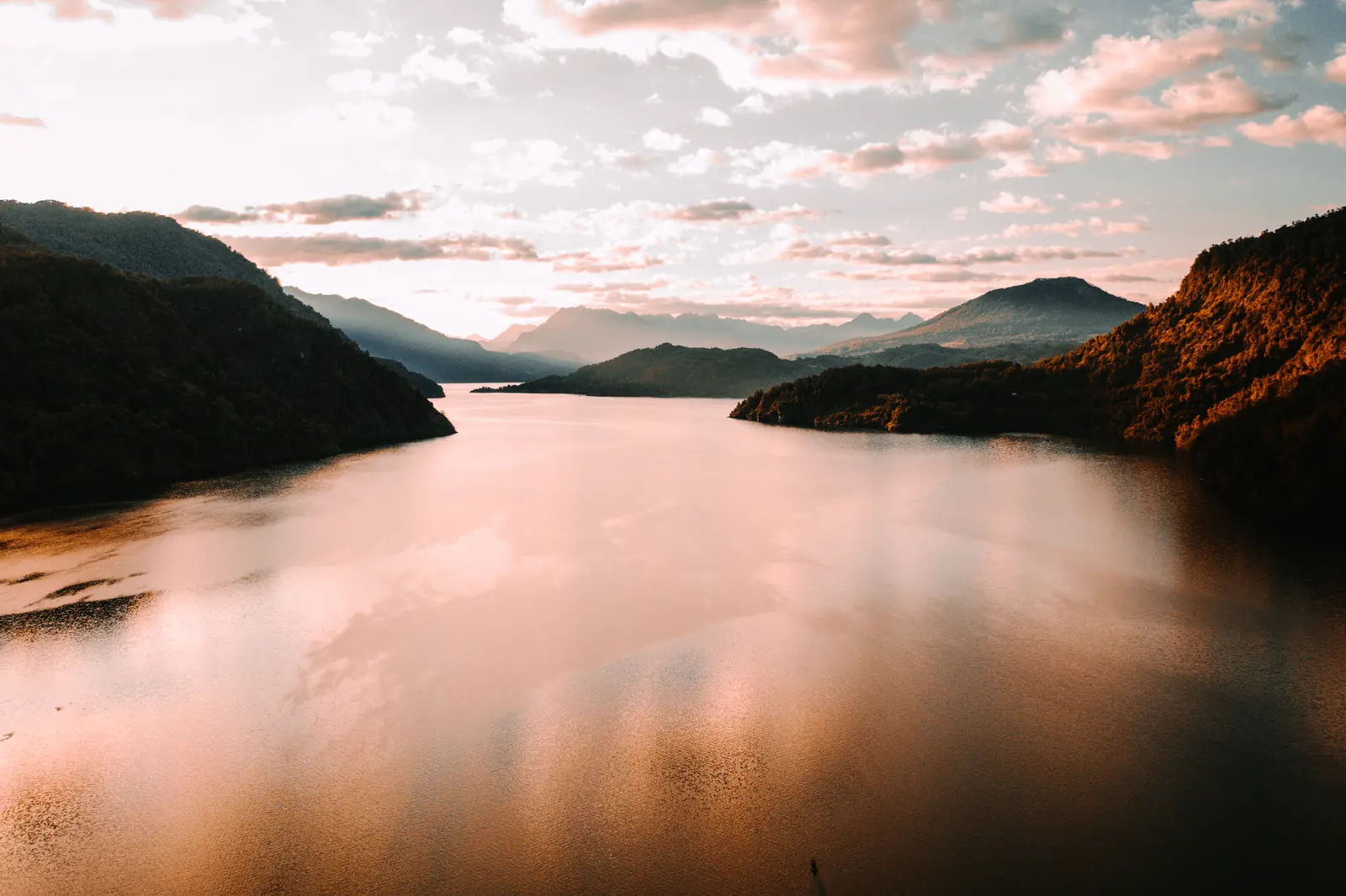 Río Calcurrupe al atardecer, pesca deportiva en Futrono